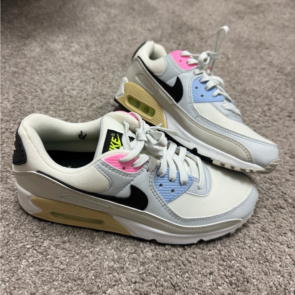 Women’s Nike air size 9. Never worn.